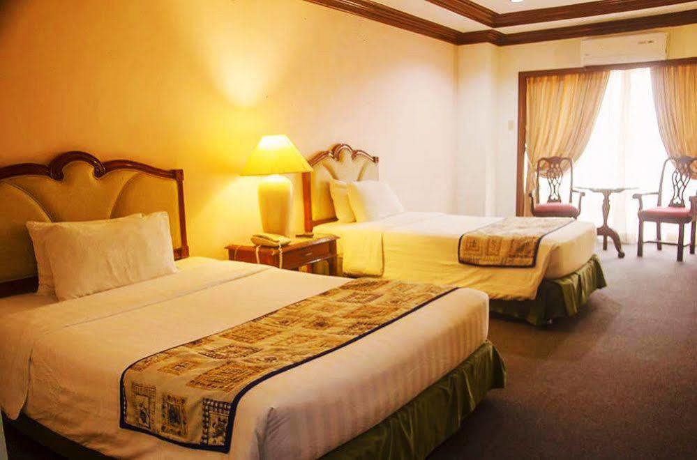 Sarabia Manor & Convention Center Hotel Iloilo City Eksteriør billede