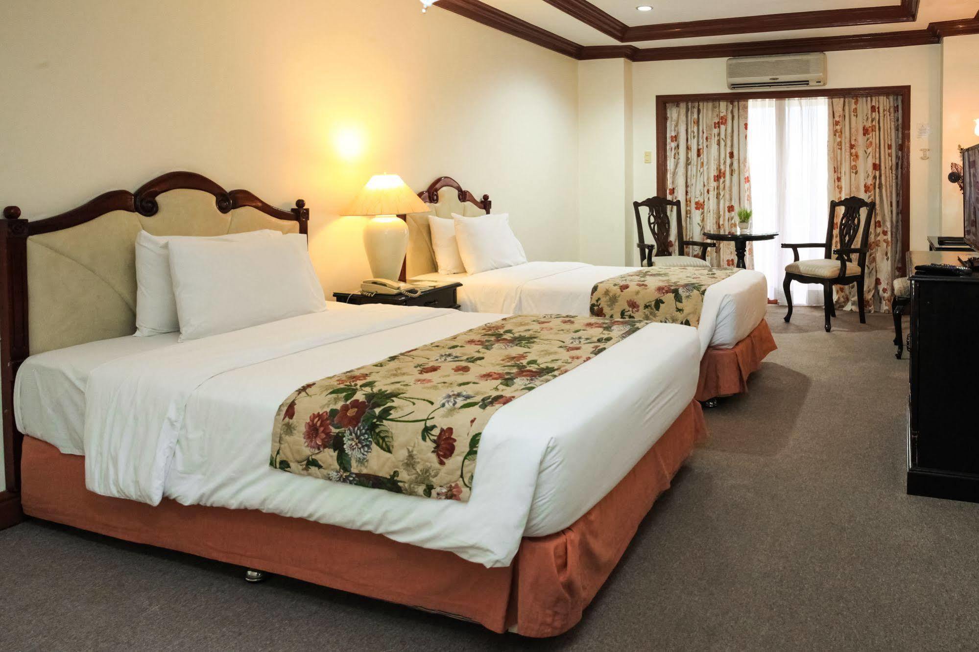 Sarabia Manor & Convention Center Hotel Iloilo City Eksteriør billede